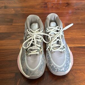 Nike basketball shoes size 6 girls